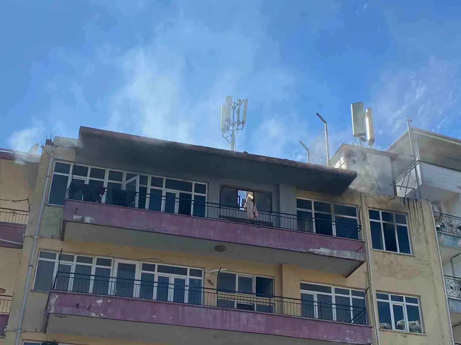 Antalya’nın Serik ilçesinde 5 katlı bir apartmanın en üst katında