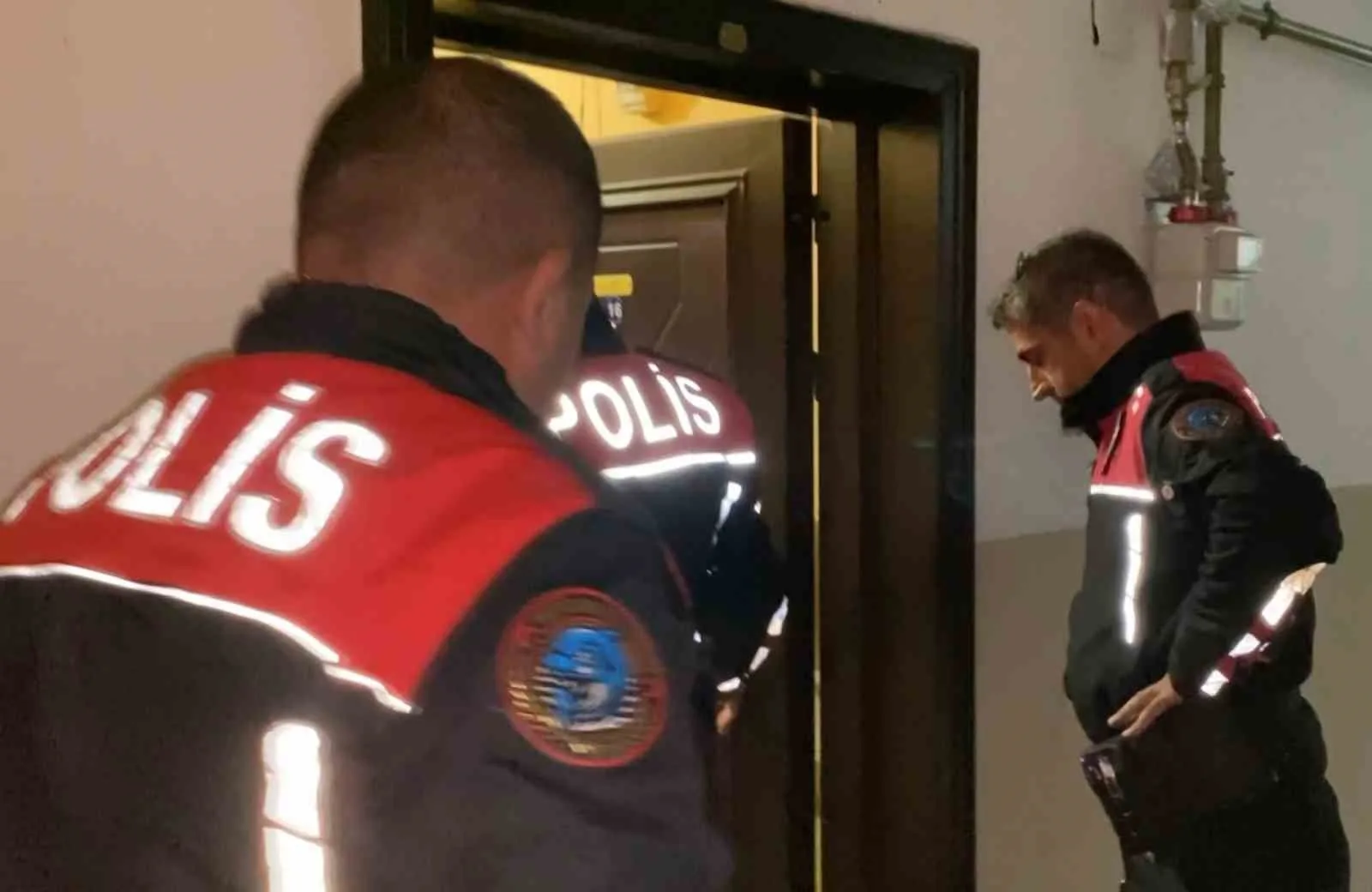 Aksaray’da bir apartmandan yükselen çığlıklar polisi alarma geçirdi. Olayın iki