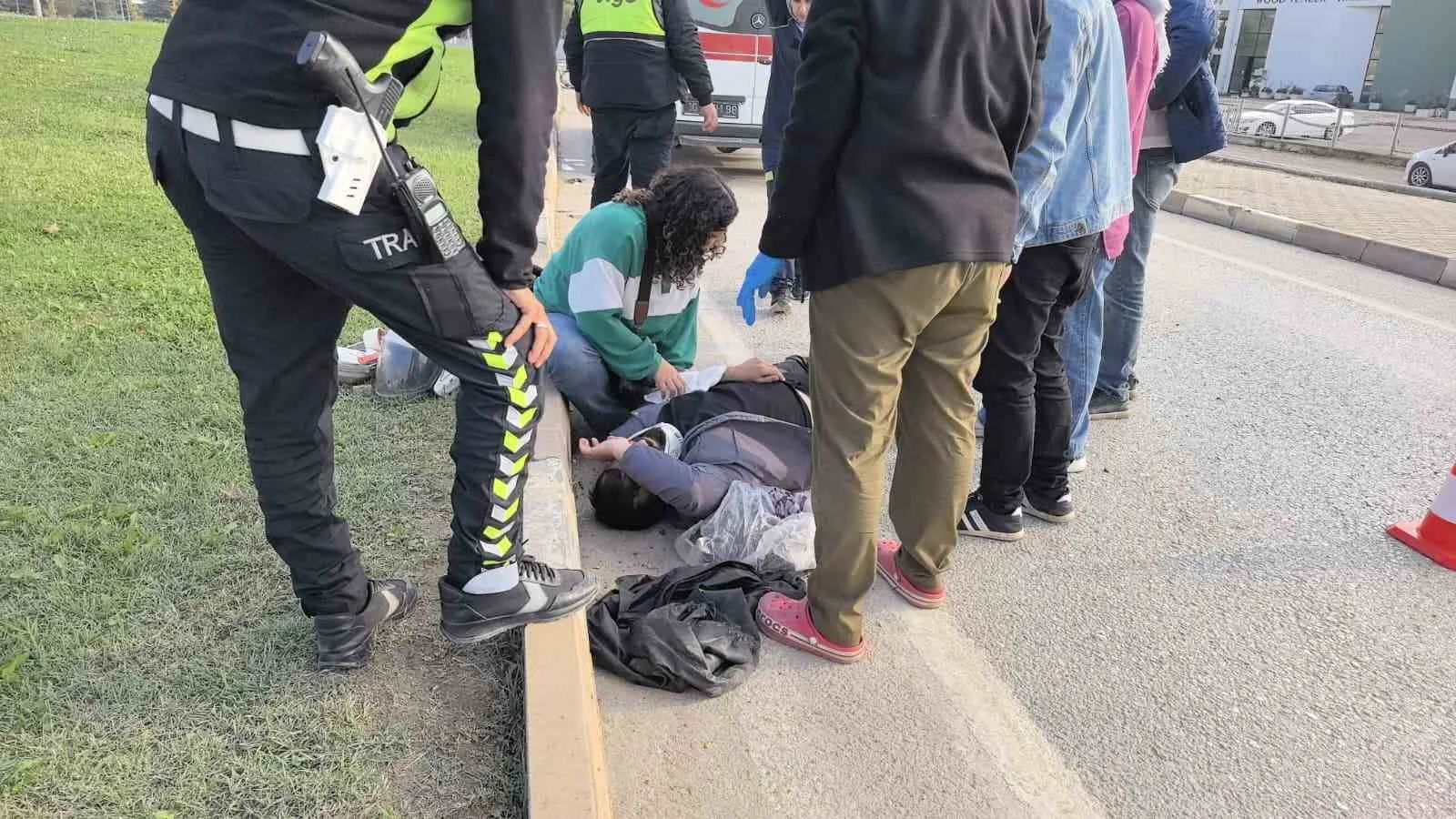 Bursa’nın İnegöl ilçesinde otomobilin arkasına arıza yaptığı için bağlanıp çekilen