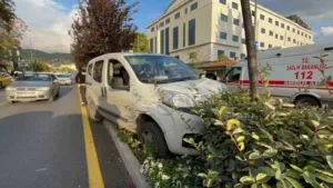 Menteşe Zübeyde Hanım Caddesi’nde kontrolden çıkan araç refüje çıkarak kaza