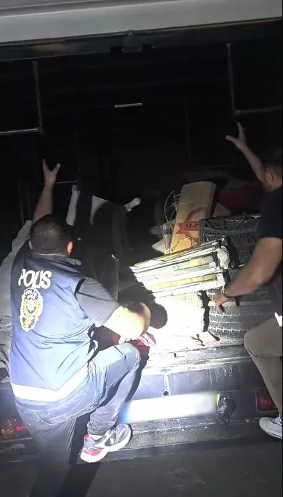 Diyarbakır’da düzenlenen operasyonda, kamyonetin fan ve klima düzeneğinin içerisinde 11