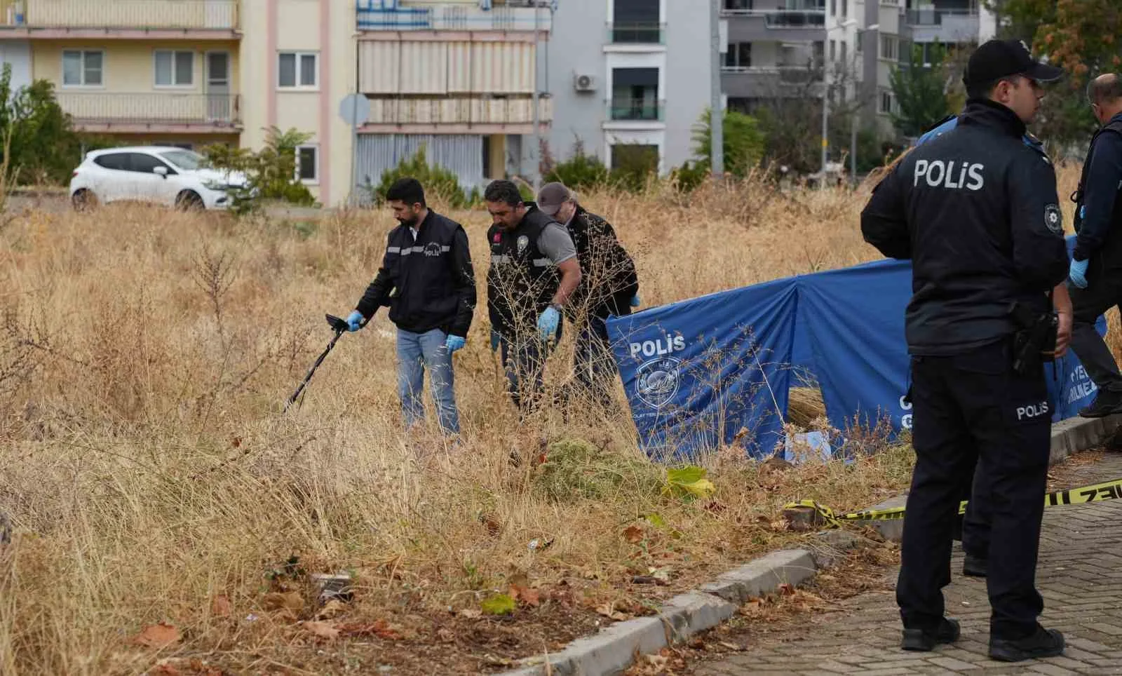 Denizli’de otomobilinden inip yol kenarındaki banka oturan bir kişi, silahla