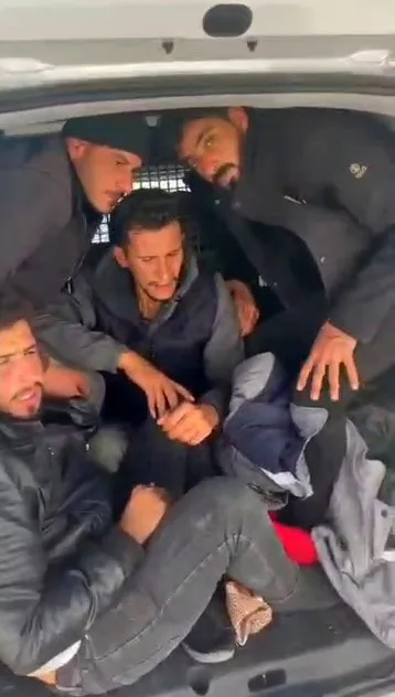 Hatay’da aracıyla 11 yabancı uyruklu göçmeni taşıyan şahıs, mahkemece tutuklandı.