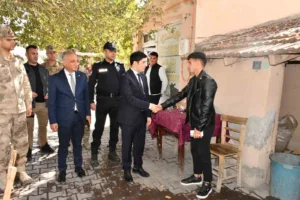 Kaymakam Fatih Gülnar, ilçe merkezinde gerçekleştirdiği ziyaretlerde esnaf ve vatandaşlarla