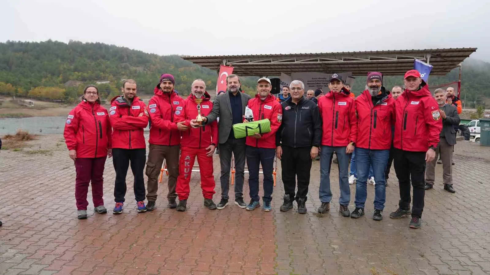 Bursa’da, AFAD koordinasyonunda düzenlenen Macera Takım Yarışması, soğuk ve yağmurlu