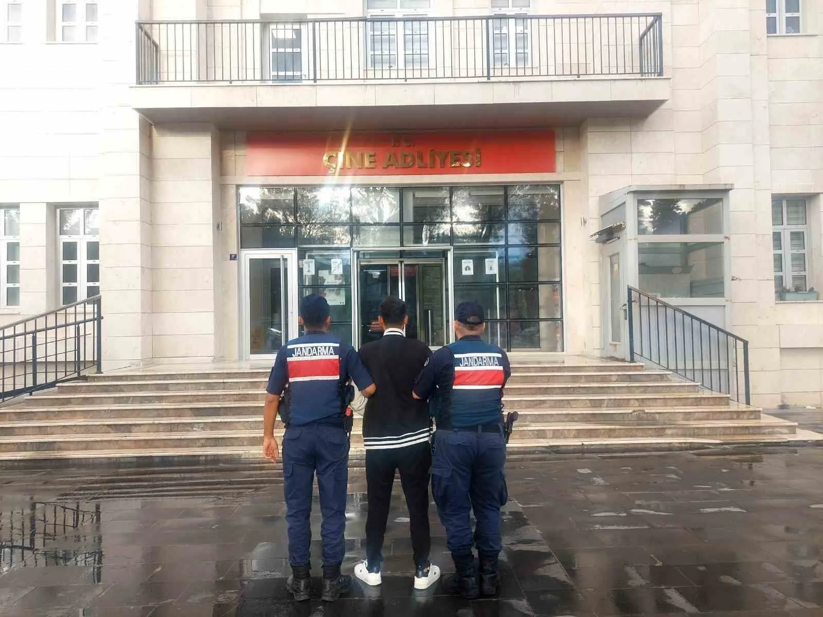 Aydın’ın Çine ilçesinde hapis cezasıyla aranan şahıs, düzenlenen operasyonla yakalandı.
