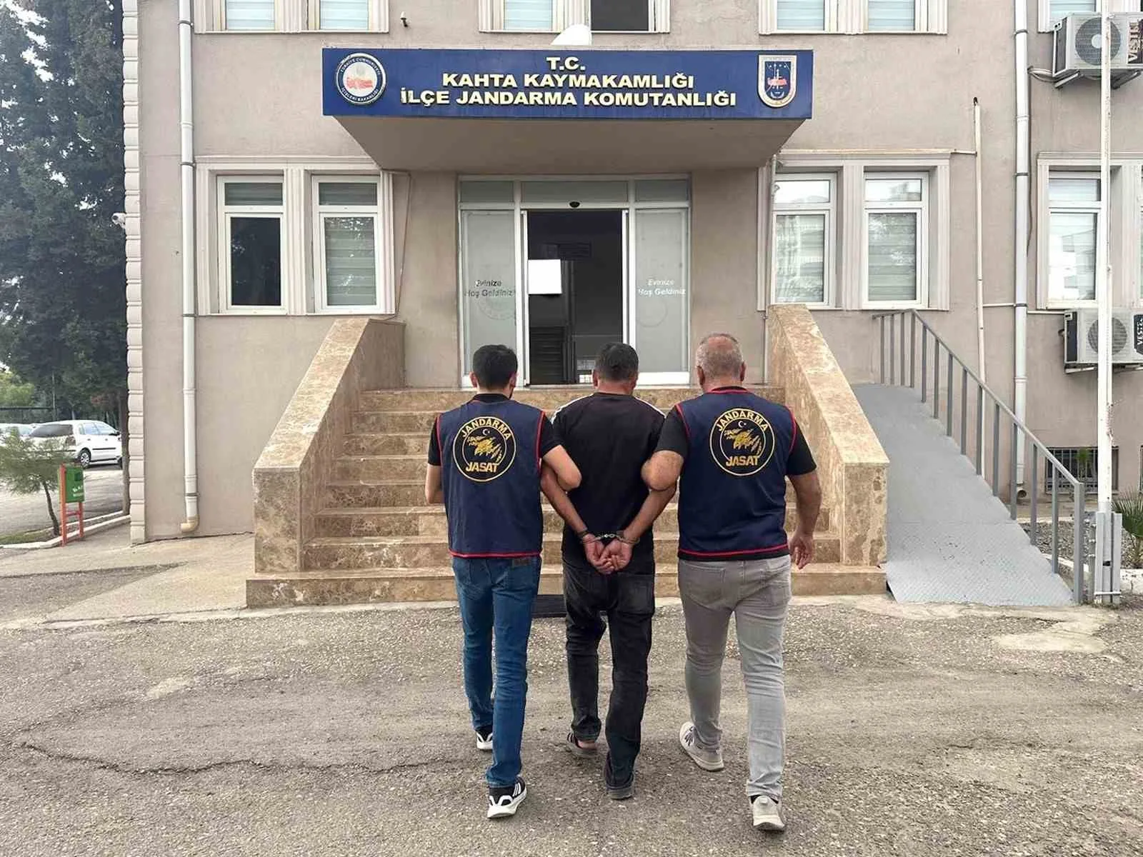 Adıyaman İl Jandarma Komutanlığı ekipleri tarafından aranan şahısların yakalanmasına yönelik