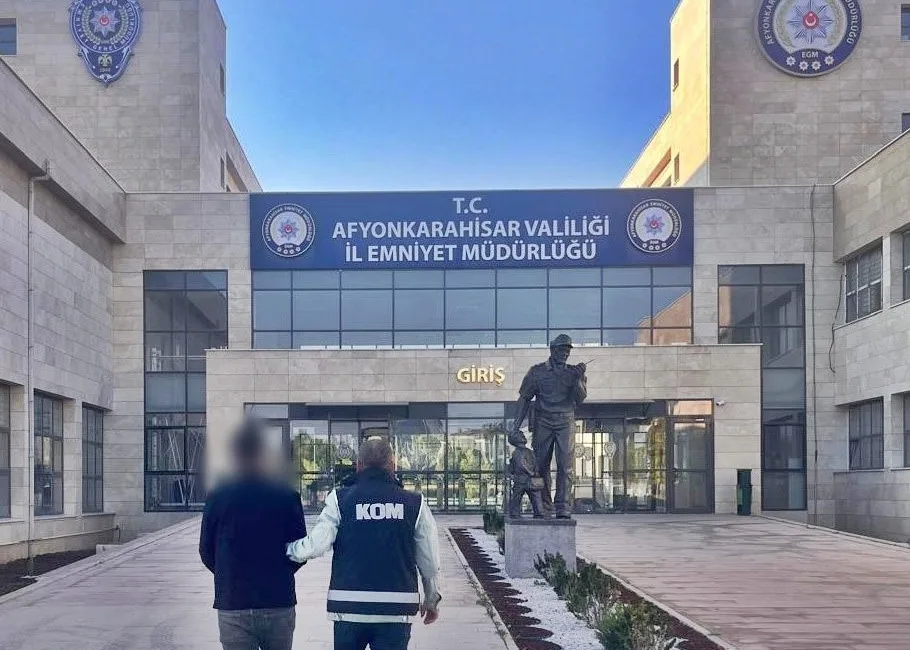 Afyonkarahisar’da nitelikli dolandırıcılık suçundan hapis cezasıyla aranan şahıs polis tarafından