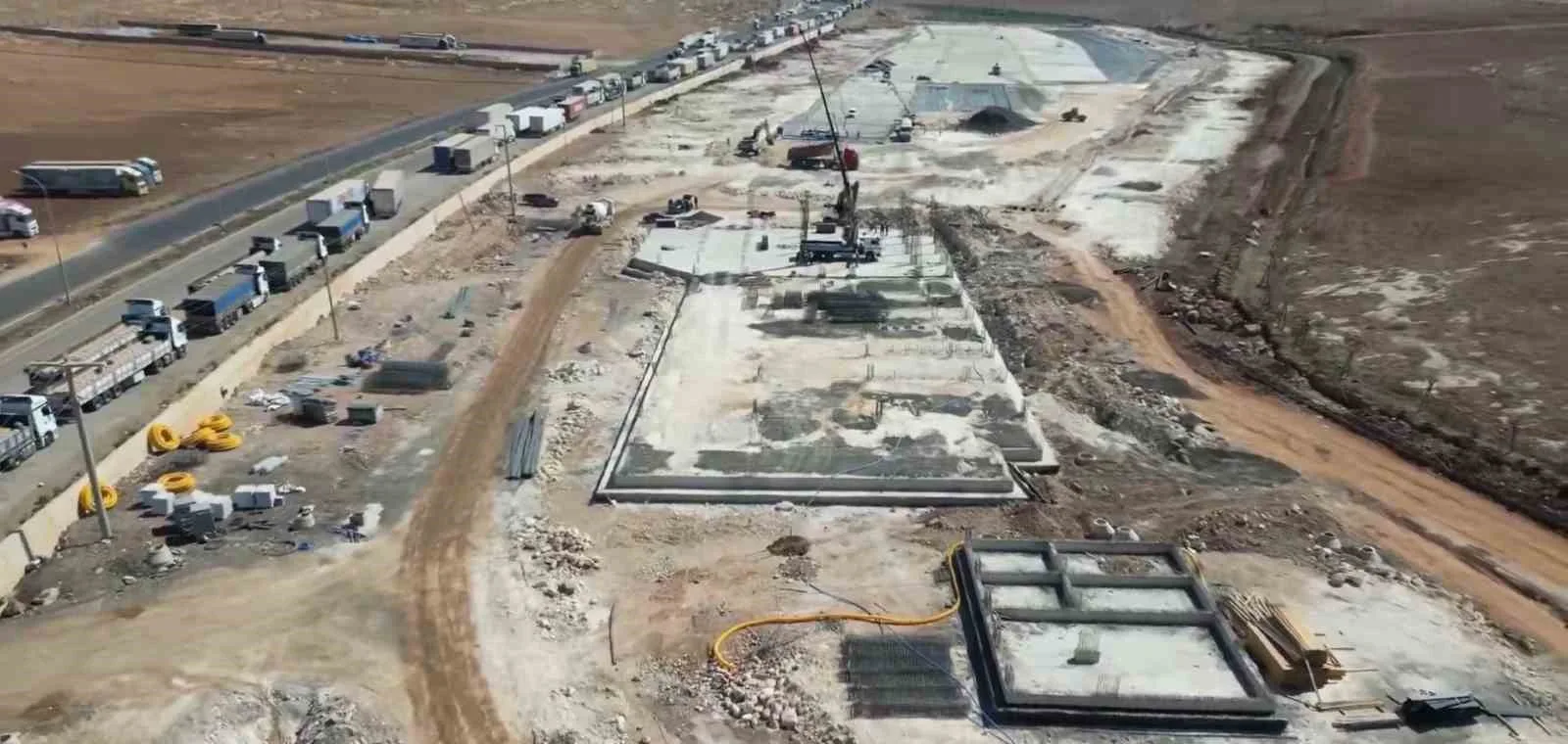 Hatay’da bulunan Cilvegözü Sınır Kapısı mevkiinde inşa edilen tır parkında