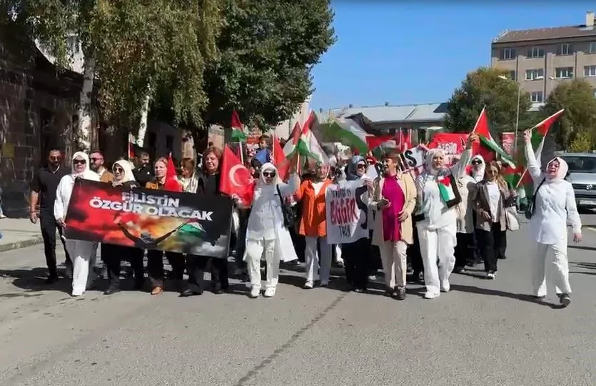Ardahan’da kadınlar Filistin’e destek yürüyüşü düzenledi. Kent merkezinde PTT Kavşağı’nda