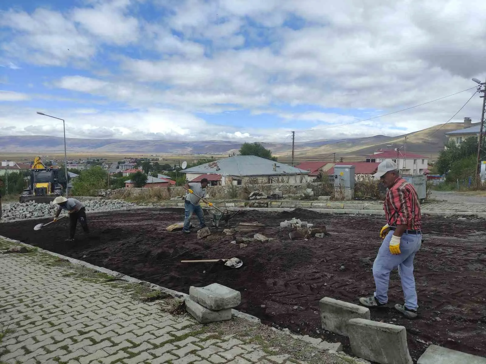 Ardahan Belediyesi, merkez-kırsal ayırımı yapmadan ihtiyaç duyan tüm mahallelerde asfalt