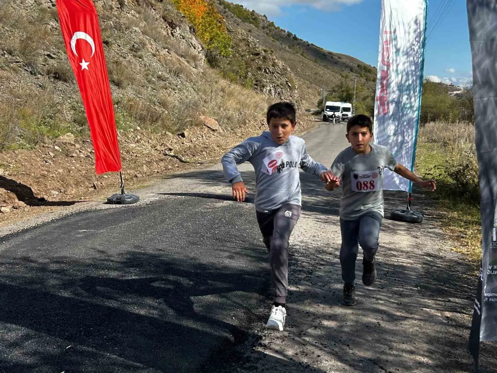 Gençlik ve Spor Bakanlığının yürüttüğü “Koşan Yıldızlar” projesi kapsamında Posof’ta