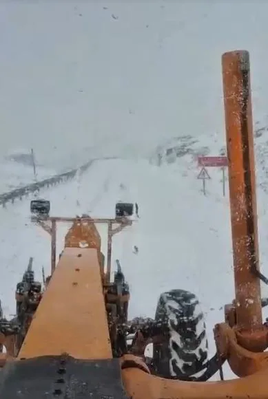 Ardahan’ın yüksek kesimleri yağan karla birlikte beyaza büründü. Kentte soğuyan