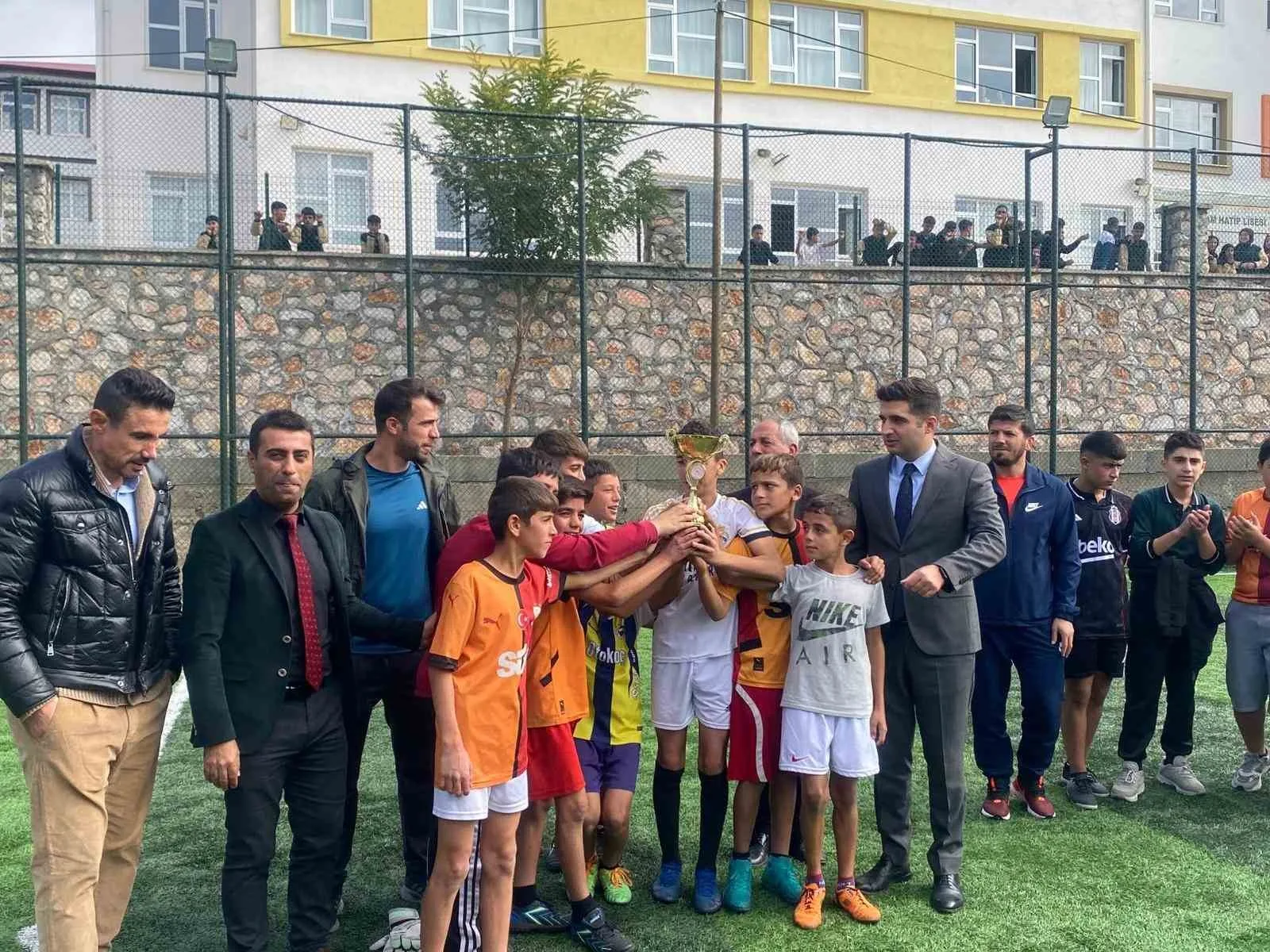 Elazığ’ın Arıcak ilçesinde düzenlenen ortaokullar arası futbol turnuvası sona erdi.