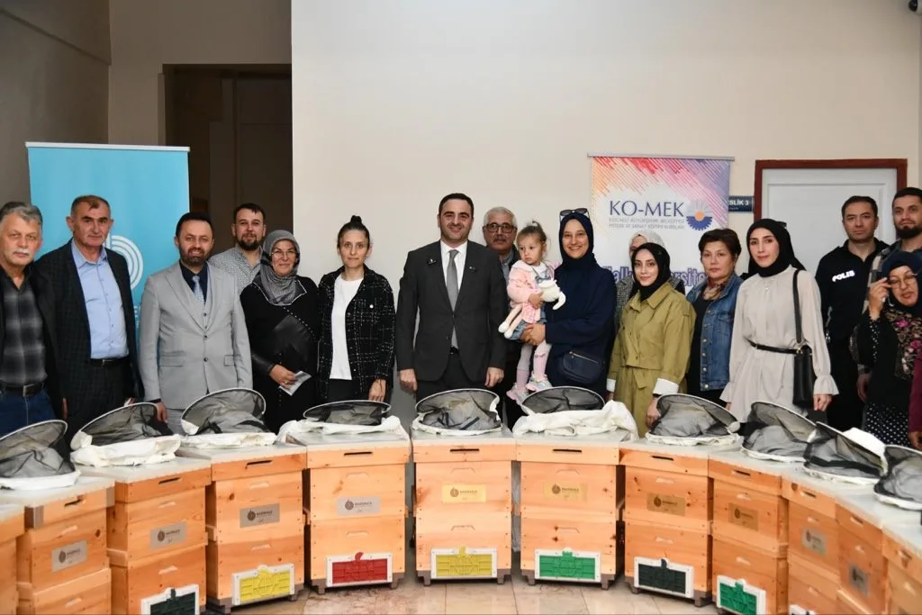 Başiskele’de arıcılık eğitimini tamamlayan kursiyerlere malzeme desteği sağlandı. Kocaeli Büyükşehir