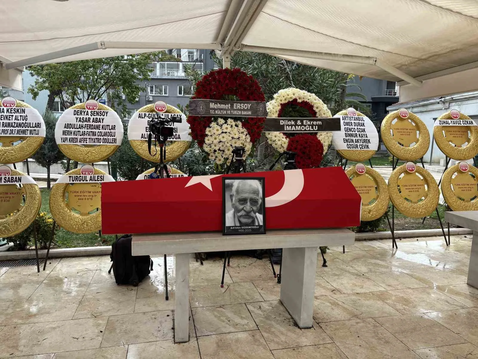 Oyuncu Arif Erkin Güzelbeyoğlu, Teşvikiye Camii’nde kılınan cenaze namazının ardından