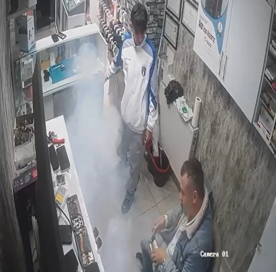 Düzce’de Özgür Acar isimli telefon tamircisi, arızalı bir telefonu tamir