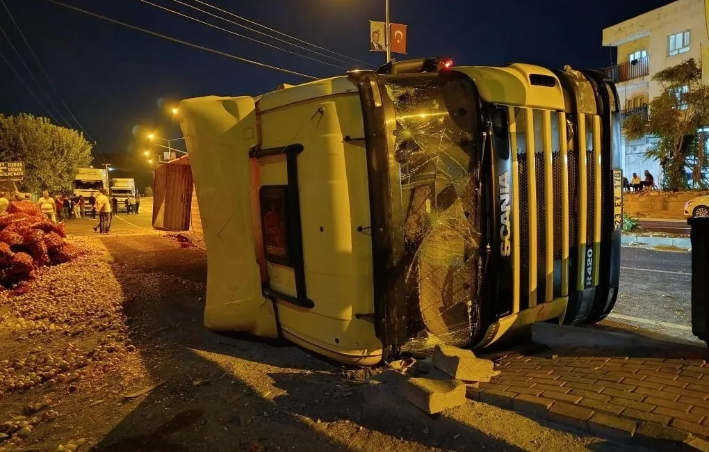 Batman’ın Kozluk ilçesinde arızalanması nedeni ile yol kenarında duran tıra