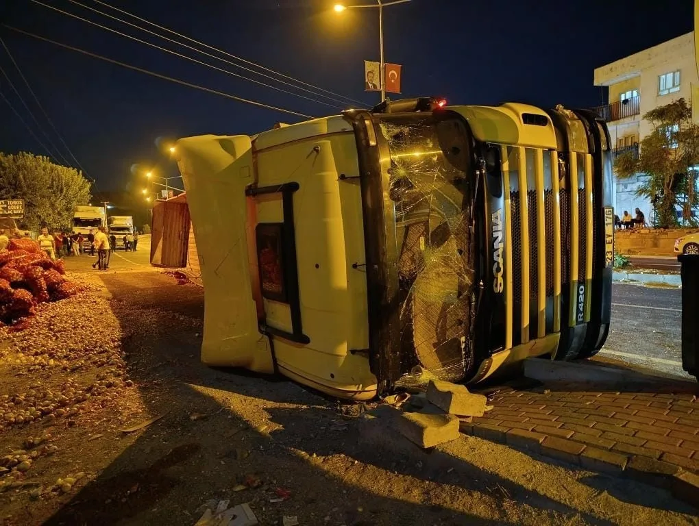 Batman’ın Kozluk ilçesinde arızalanması nedeni ile yol kenarında duran tıra