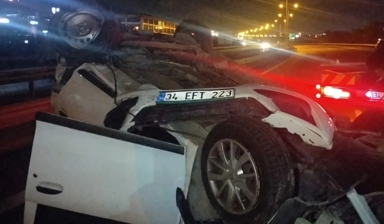 Sancaktepe’de gece saatlerinde hızlı seyreden otomobil, öndeki otomobile çarparak takla