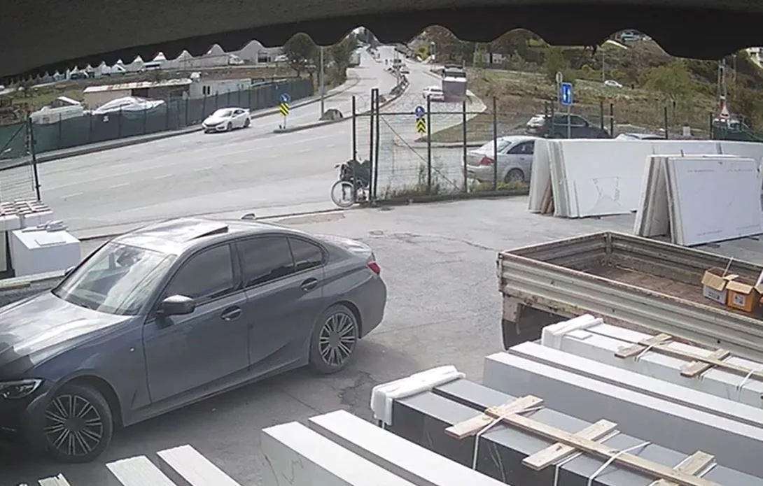 İstanbul’un Arnavutköy ilçesinde seyir halindeki bir otomobilin tıra çarpması sonucu