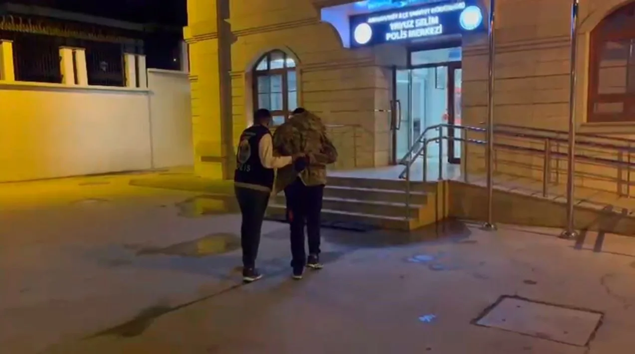 İstanbul’un Arnavutköy ilçesinde bir şüpheli, otobüs durağında bekleyen genç kıza