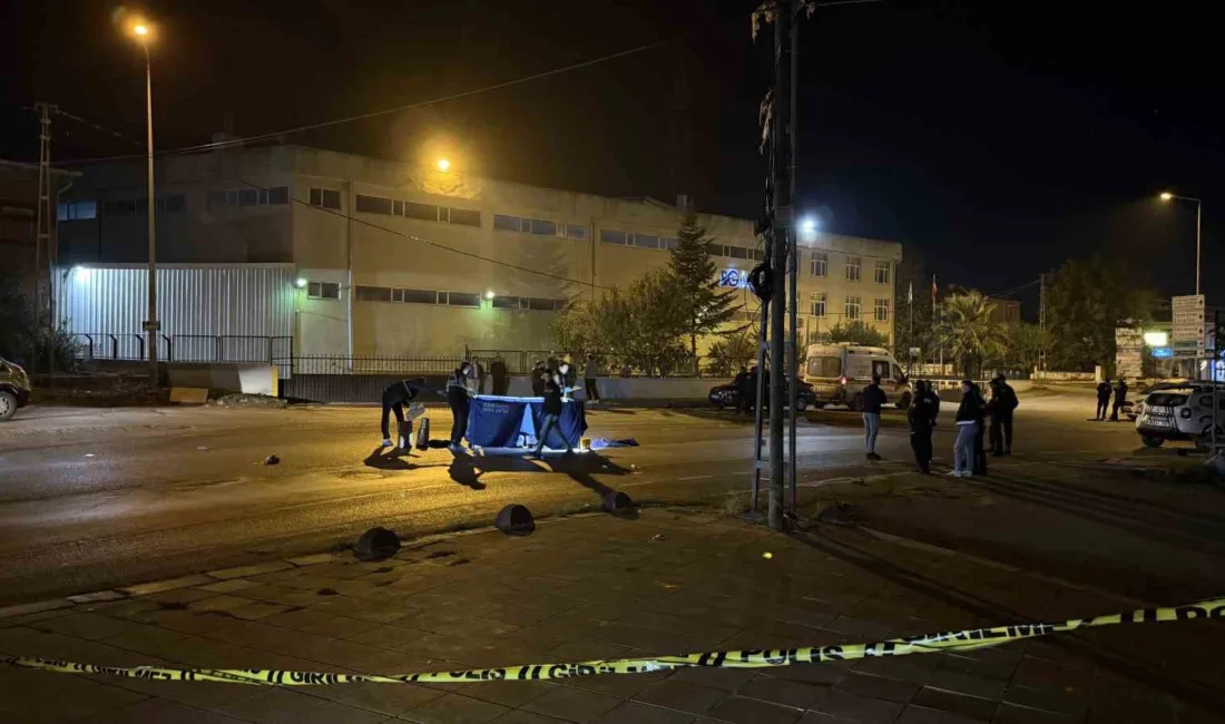 Arnavutköy’de gece saatlerinde cadde ortasında bir kişiye kimliği belirsiz kişi
