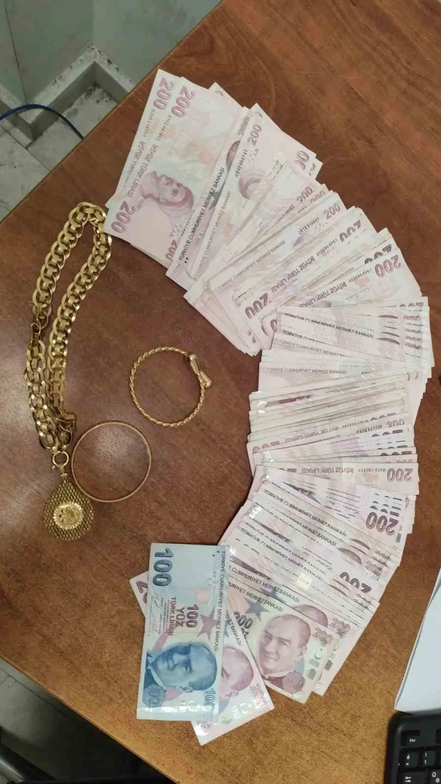 İstanbul’un Arnavutköy ilçesinde girdikleri evden 750 bin lira değerinde altın