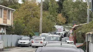 İstanbul’un Arnavutköy ilçesinde hafriyat işiyle uğraşan şahıs, kamyonunun bakımını yaptığı