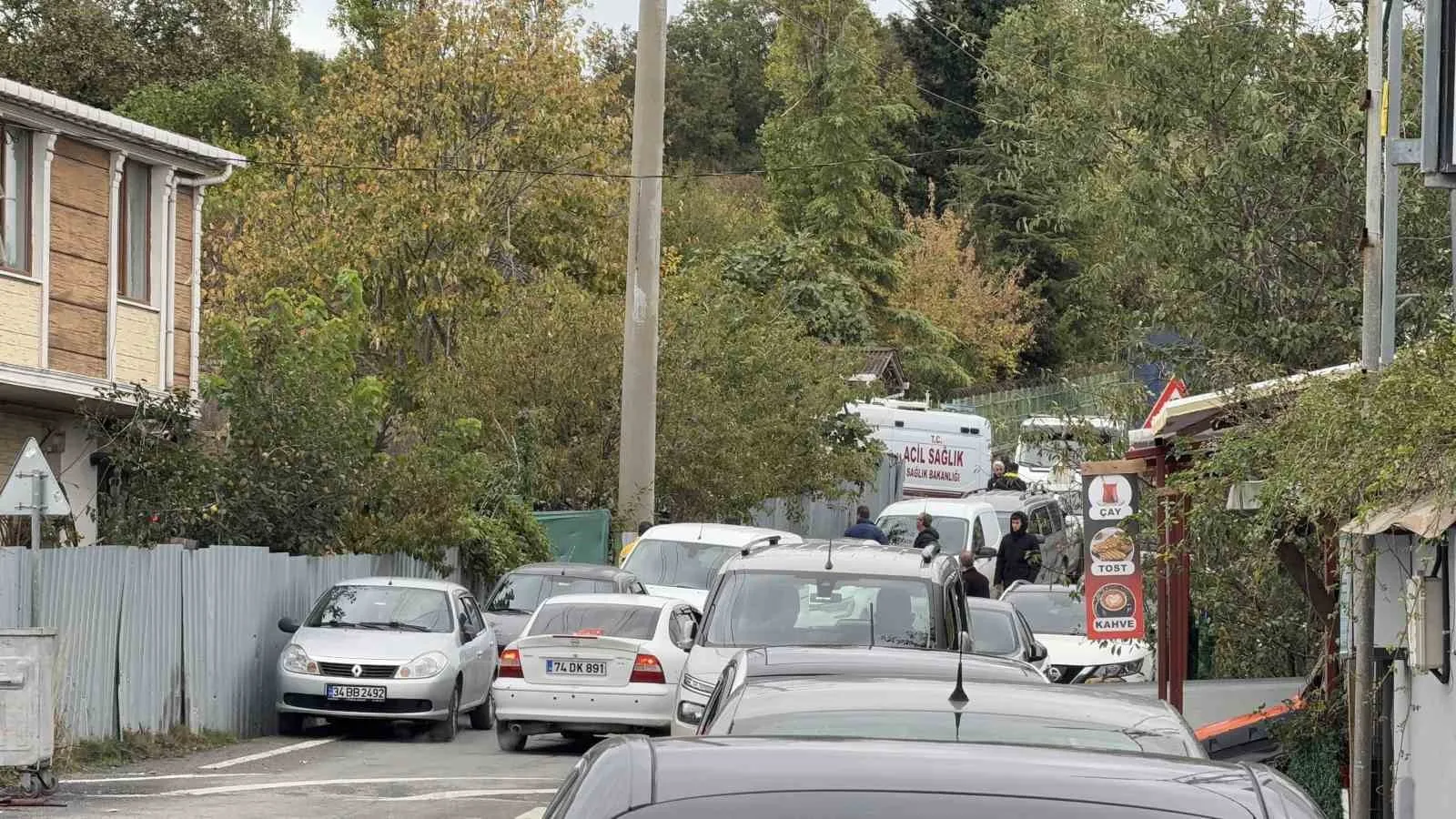 İstanbul’un Arnavutköy ilçesinde hafriyat işiyle uğraşan şahıs, kamyonunun bakımını yaptığı