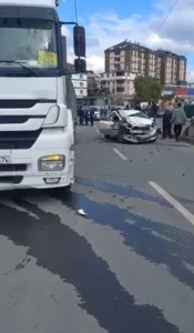 İstanbul Arnavutköy’de tıra arkadan çarpan otomobildeki anne hayatını kaybederken, baba