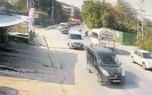 İstanbul Arnavutköy’de akıcı trafikte arkadaşı ile yolun karşısına geçmeye çalışırken
