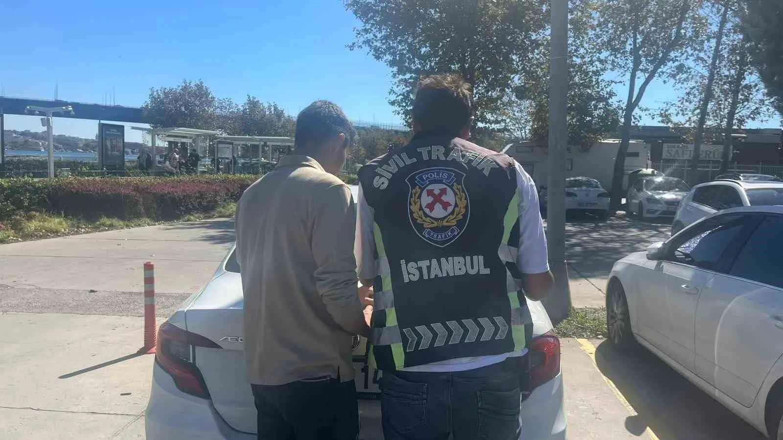 Arnavutköy’de çift yönlü yolda sürekli şerit değiştirip trafiği tehlikeye atan