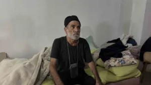 İstanbul’un Arnavutköy ilçesinde aylardır durakta oturan 73 yaşındaki adamın hikayesi,