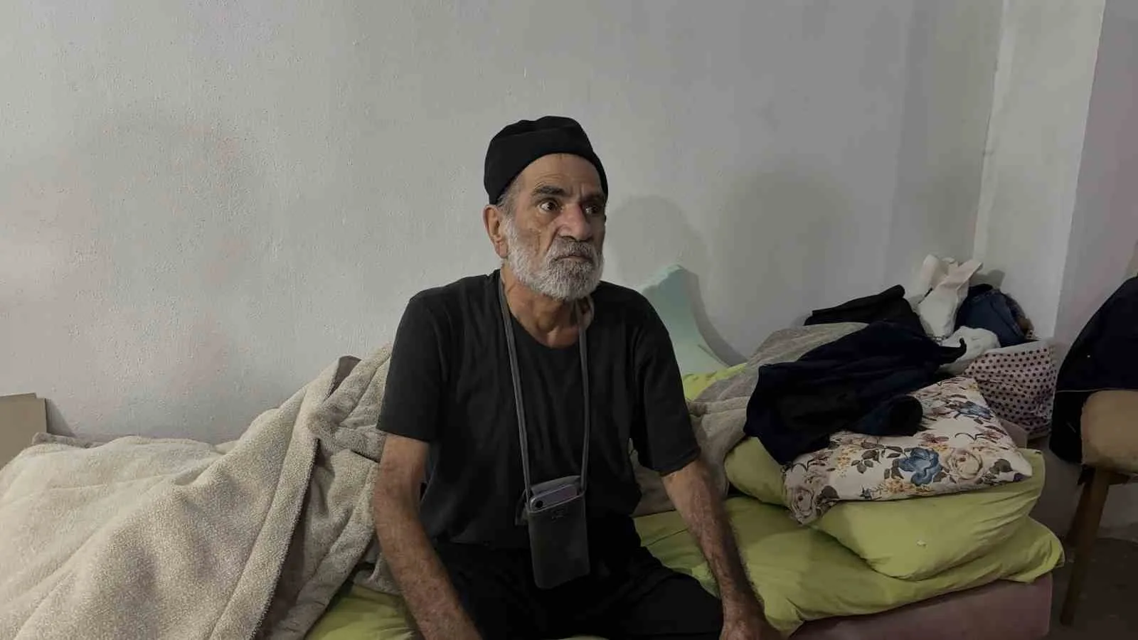 İstanbul’un Arnavutköy ilçesinde aylardır durakta oturan 73 yaşındaki adamın hikayesi,