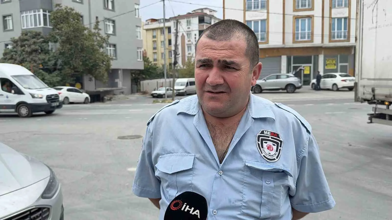 İstanbul’un Arnavutköy ilçesinde üzerinde “polis” yazılı yelek bulunan kişinin araçtan