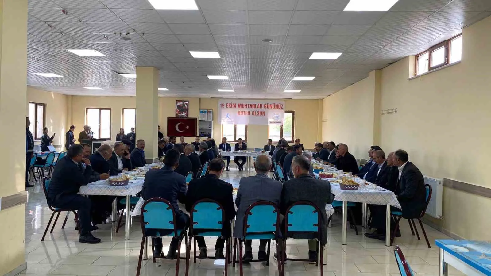 Kars’ın Arpaçay Kaymakamı Muhammed Burak Akköz, muhtarlarla bir araya geldi.