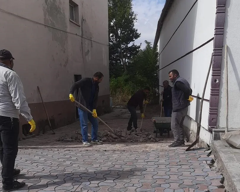 Arpaçay’da kaldırımlar kilitparke taş döşeniyor. Kars’ın Arpaçay ilçesinde belediye kış