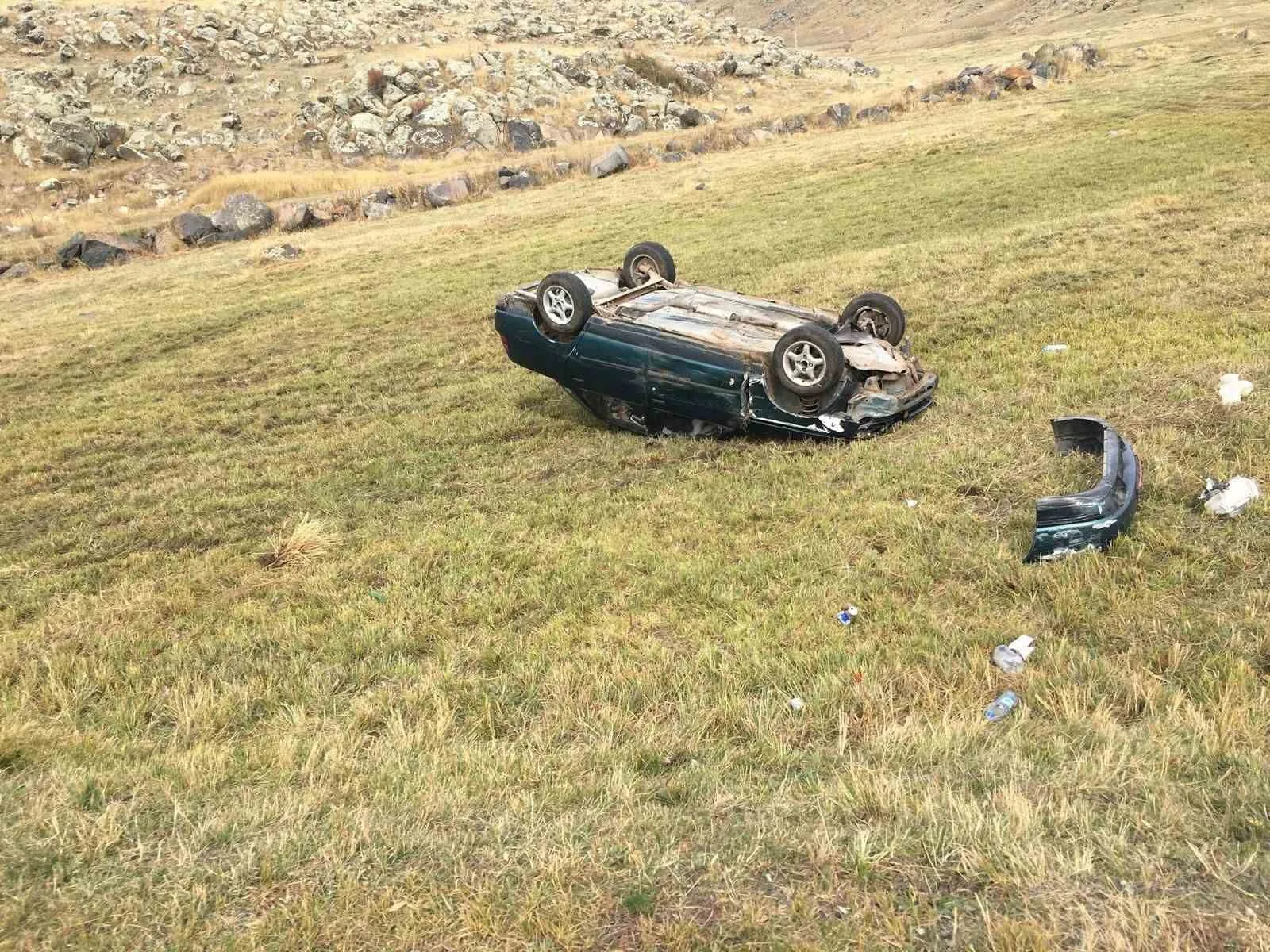 Arpaçay’da sürücüsünün direksiyon hakimiyetini kaybettiği otomobil takla attı. Kazayı otomobilde