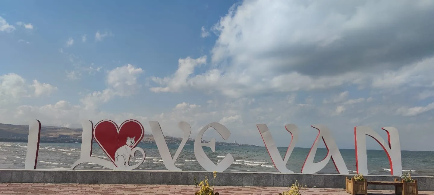 Van’da dün akşam saatlerinde etkili olan yağmur, yüksek kesimlerde yerini