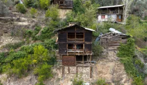 Artvin’in Yusufeli ilçesine bağlı Cevizli köyündeki ardıç ağacından yapılan ahşap