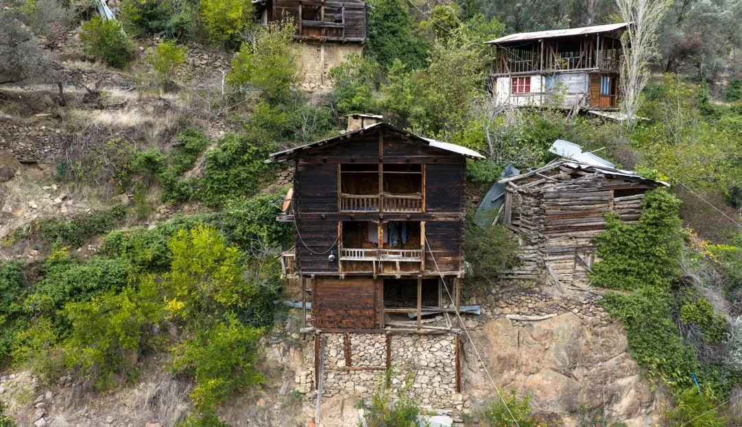 Artvin’in Yusufeli ilçesine bağlı Cevizli köyündeki ardıç ağacından yapılan ahşap