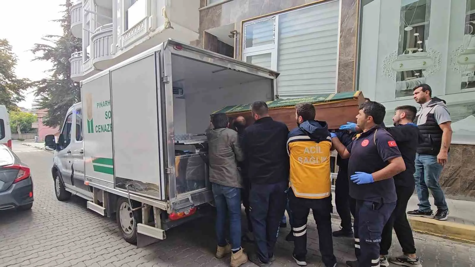 Kırklareli’nin Pınarhisar ilçesinde tadilat için gittiği apartmanda asansör boşluğuna düşen