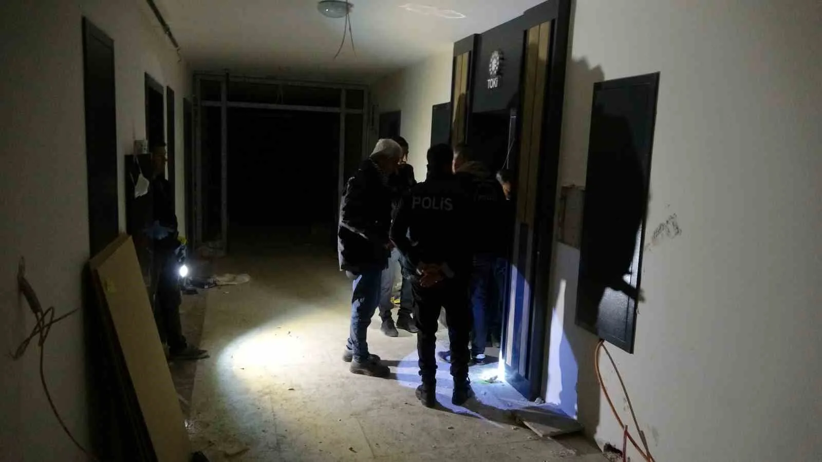 Malatya’da 5 katlı bir apartmanda asansör montajı yapan bir işçi,