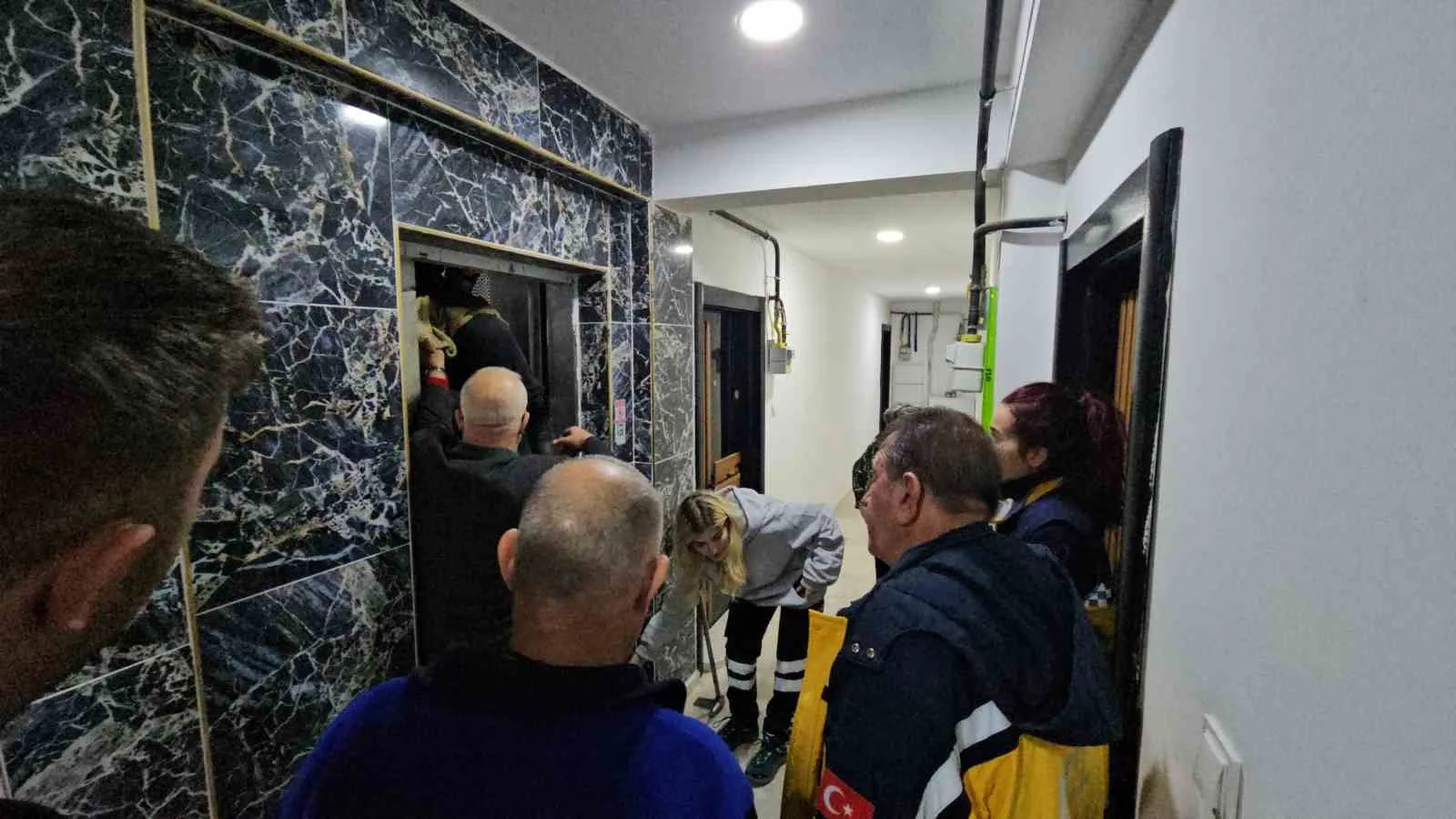 Kırklareli’nin Pınarhisar ilçesinde bir apartmandaki asansörün arıza yapması sebebiyle mahsur