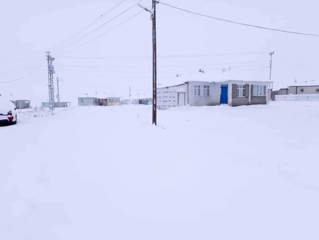 Erzurum’un Aşkale ilçesinde beklenen kar yağışı gece saatlerinde başladı. Sabahın