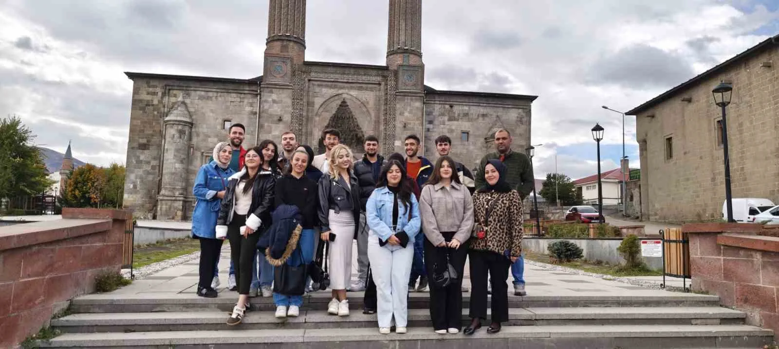 Aşkale Gençlik Merkezi Müdürlüğü’nün “Bir Bilenle Erzurum” projesi kapsamında Erzurum’un