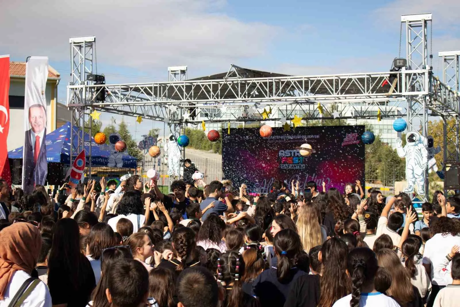 Gökyüzü gözlemleri, deney şovları, sanal gerçeklik ve geliştirici atölyelerle dolu