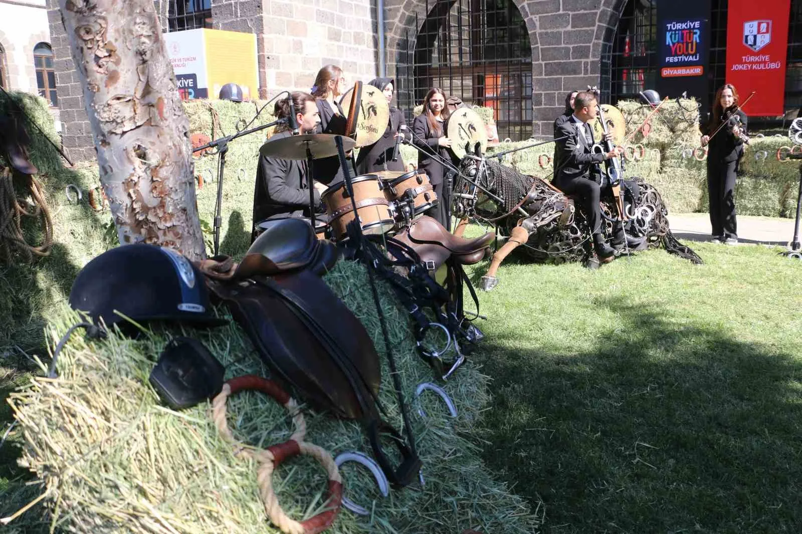 Türkiye Jokey Kulübü ve Çınar Kaymakamlığı iş birliğiyle hayata geçirilen