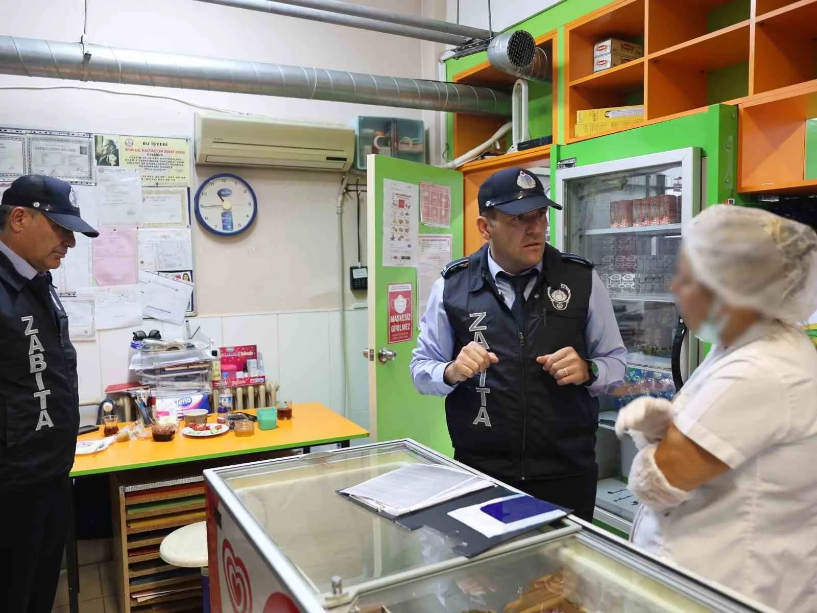 Ataşehir Belediyesi okul kantinlerine yönelik kapsamlı denetimlerini sürdürüyor. Çocukların sağlığını
